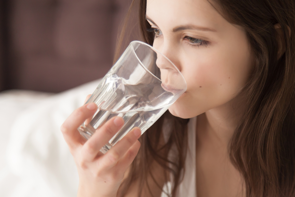 Při střevní chřipce je nutné hodně pít. A nemyslíme tím alkohol. piti 696962272