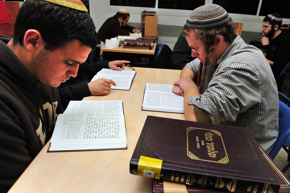 Svátek odkazuje na Starý zákon. Ten se smí číst i během šabatu torah 114924505