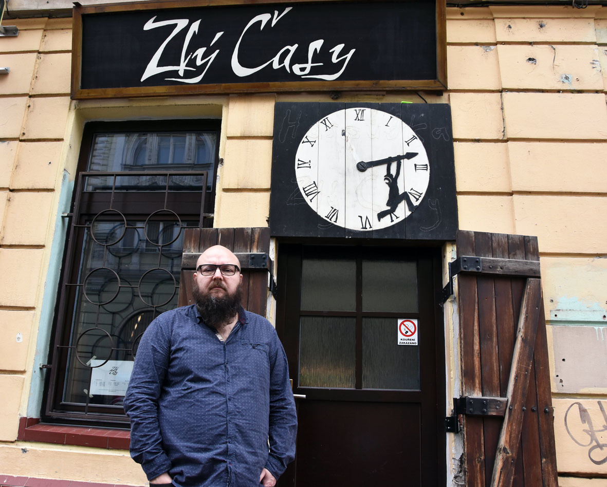 Kolik že je hodin? To by mělo být u piva asi úplně jedno zly casy