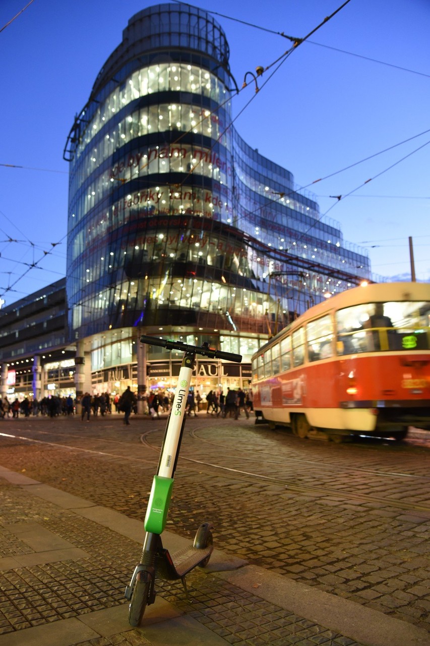 Zkrátka moderní metropole, ale kam s ní? kolobezka andel 0392509291