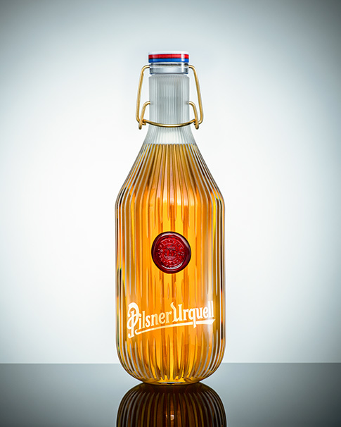 Aukční lahev pro Pilsner Urquell. Výtěžek z aukce půjde na centrum Paraple lahev 01