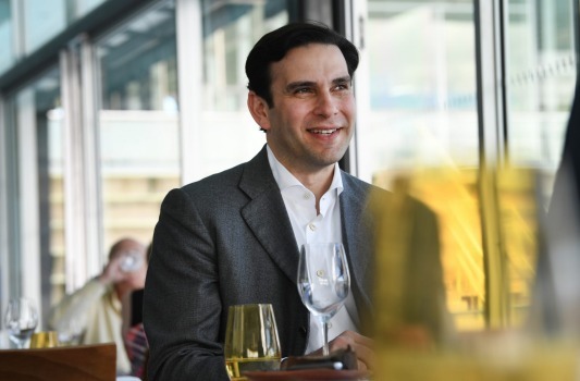 Zia Chishti, který sám s umělou inteligencí podniká, tvrdí, že za posledních 30 let nedosáhla AI žádných zásadních pokroků ai zakladatel