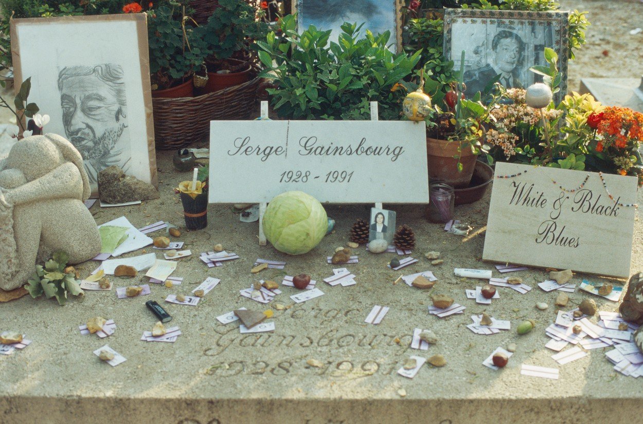 Pozdravy a ještě něco víc u náhrobku šansoniéra Serge Gainsbourga gainsbourg hrob 0277589055