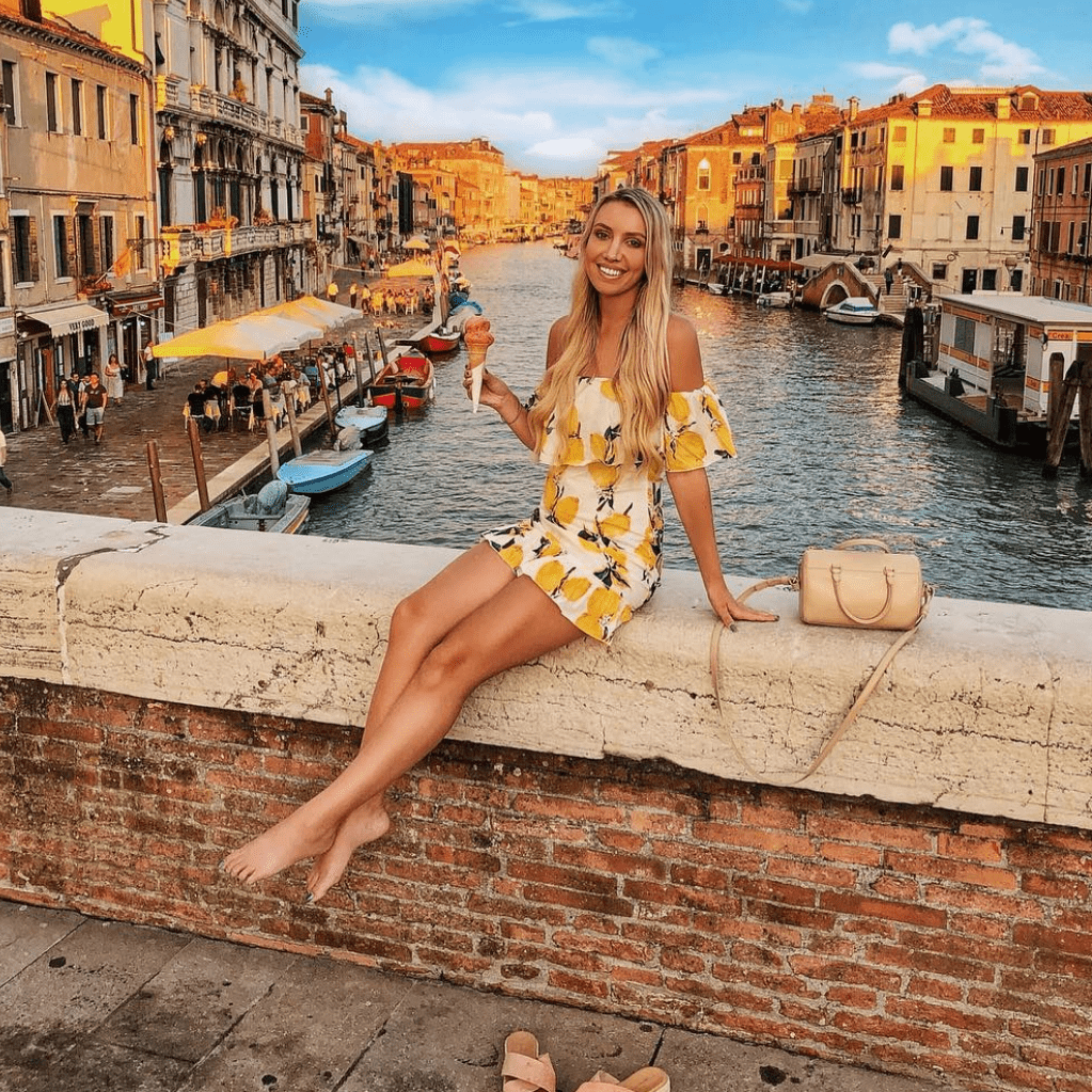 Takhle křečovitě zmrzlinu v ruce umí držet asi jenom instagramové "modelky" insta scarlett2