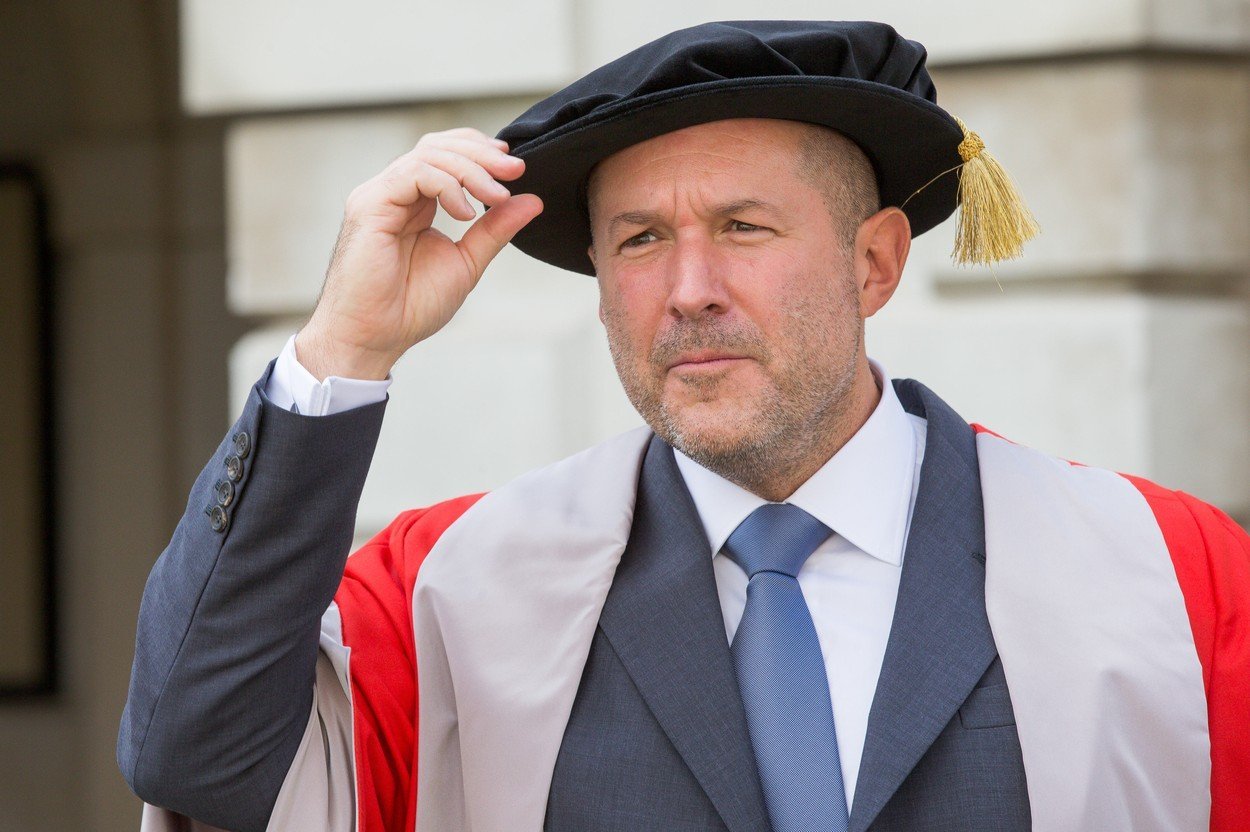 Zde jako účastník obřadu na Cambridge University, který probíhal v roce 2016 ivy 4 0290979995