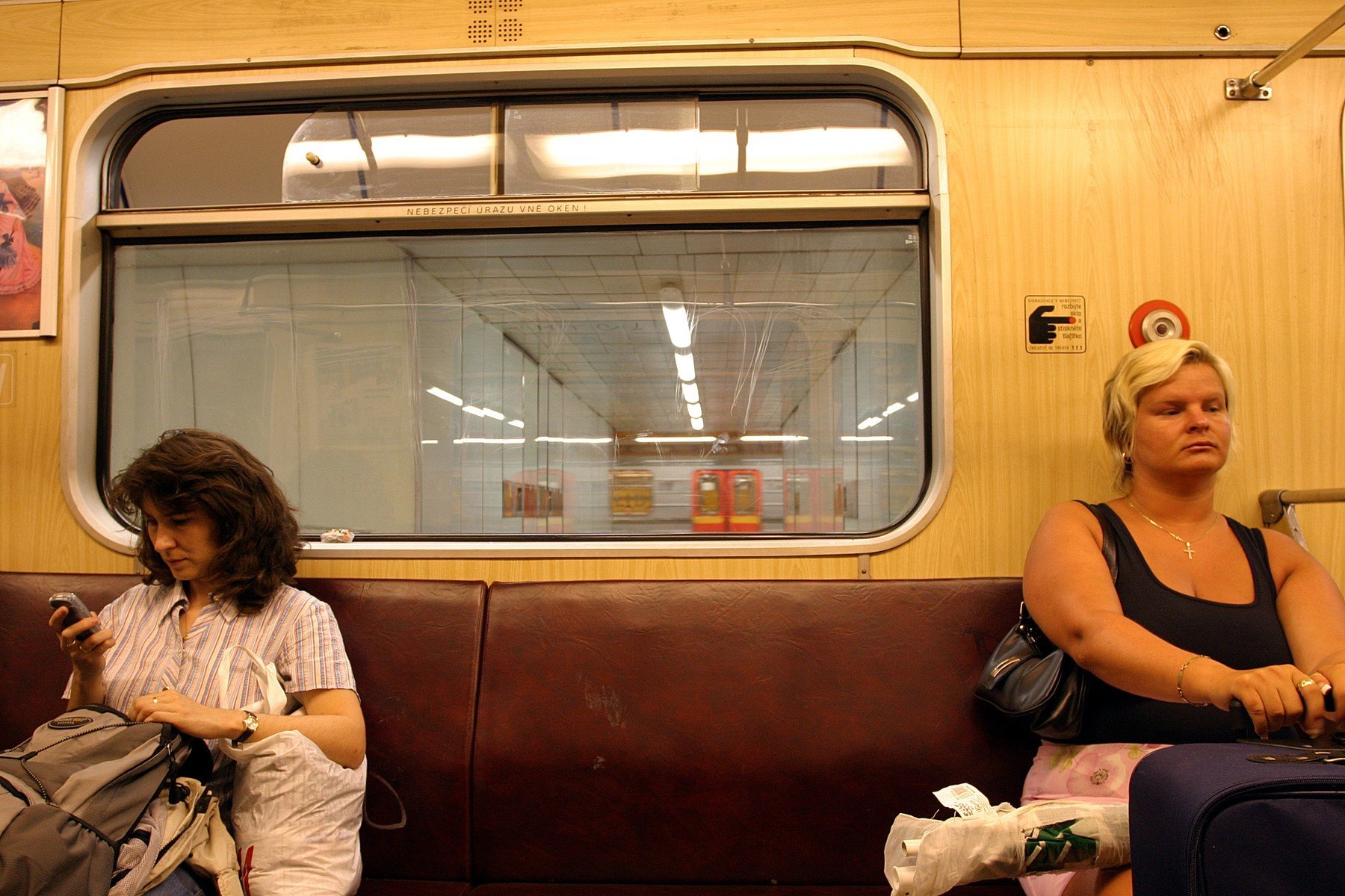 V MHD zamračení, nebavíme se, ale jinak je s námi legrace metro 0016892361