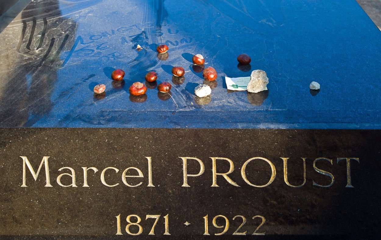 Vzkazy a místní plody na hrobu Marcela Prousta na hřbitově Pére Lachaise proust hrob 0108405436