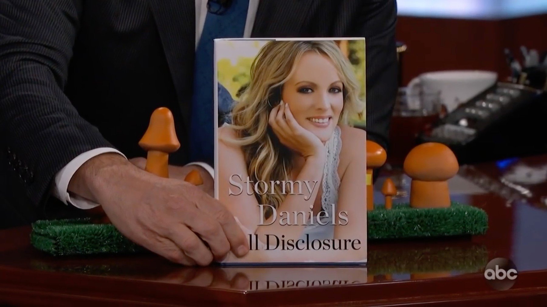 Stormy Danielsová popisuje prezidentovu chloubu vlastně jako houbu stormy houba 0389583498