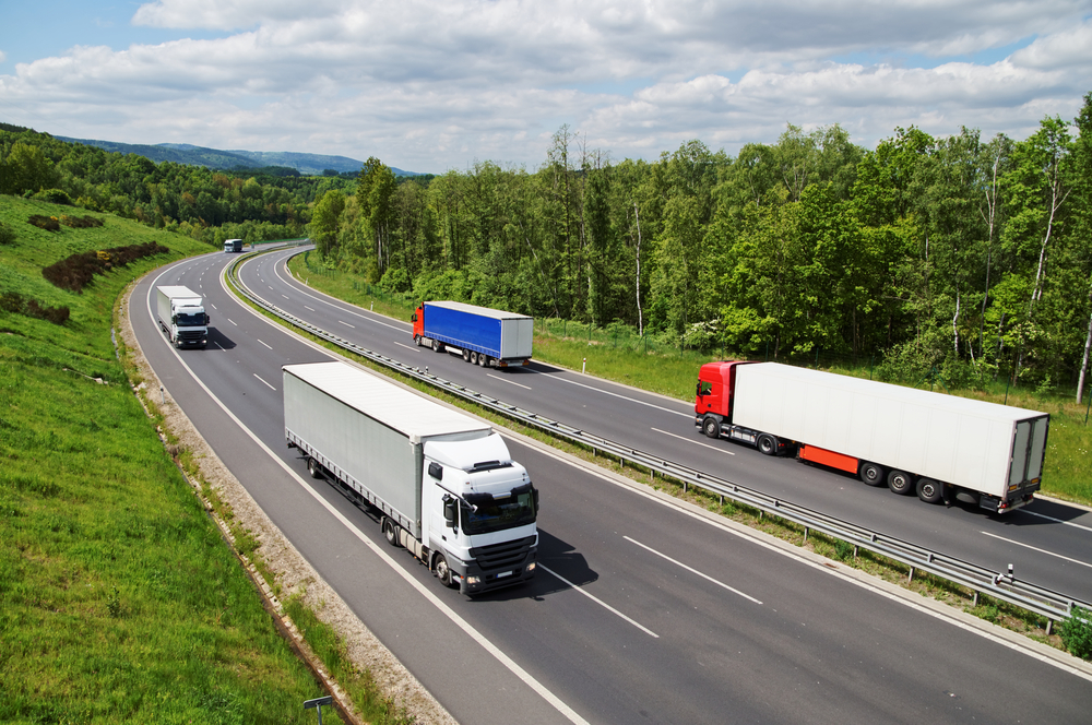 Firmy mohou na základě analýzy dat hledat způsoby, jak zbytečné cestování zboží odstranit. transport zbozi 315631913