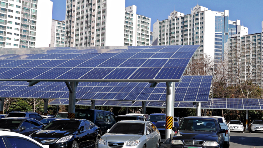 Solární panely zažívají ve světě boom. Zde supermoderní "solární garáž" solarni panel garaz