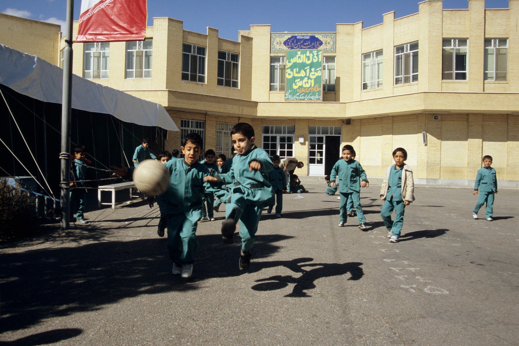 Je několik škol, kde jsou dívky a chlapci vyučováni odděleně, jako například Írán. skola iran