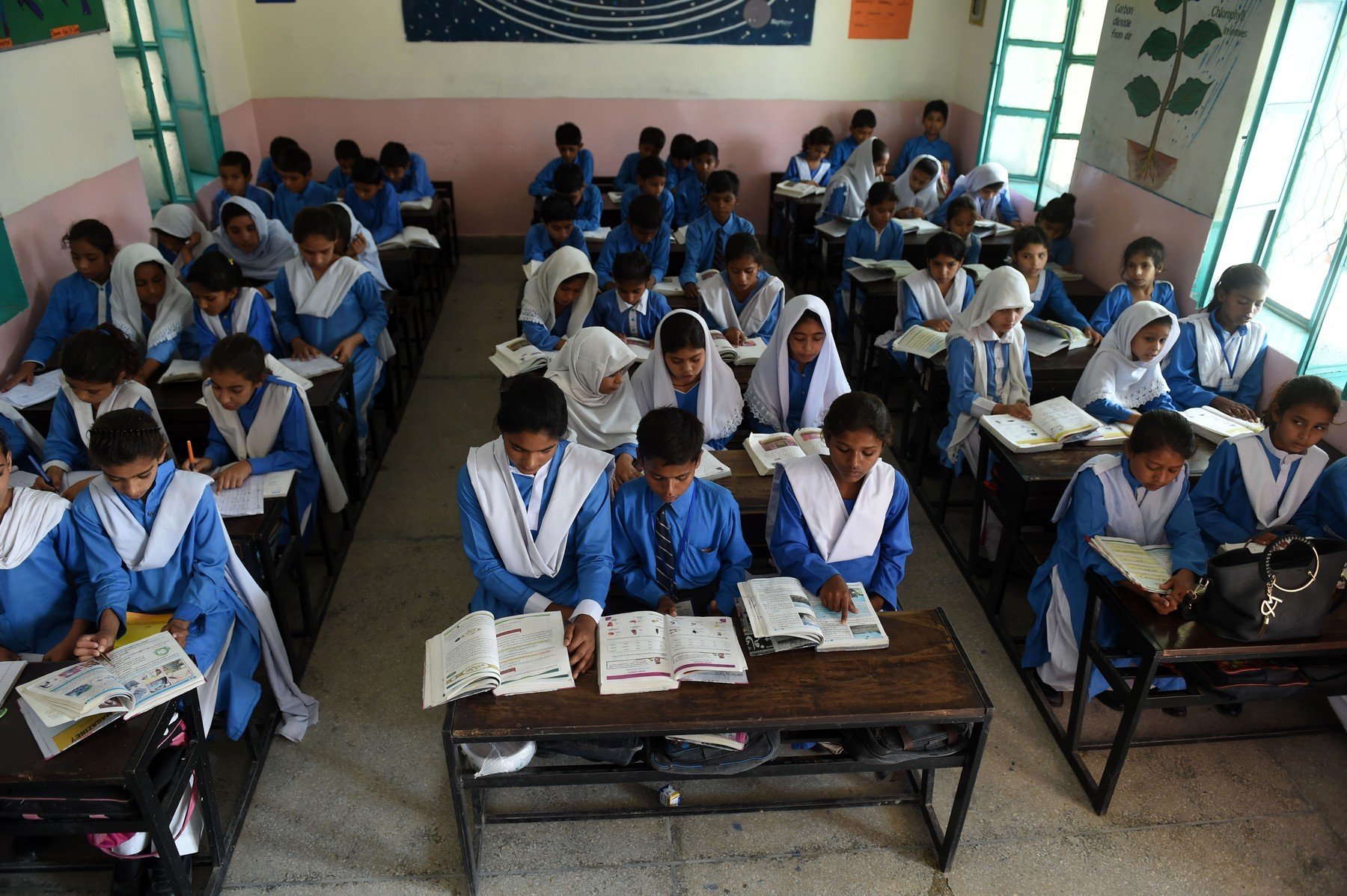 V Pákistánu nemají zavedenou povinnou školní docházku. Pouze děti ve věku 5 – 9 let musí chodit do školy. skola pakistan