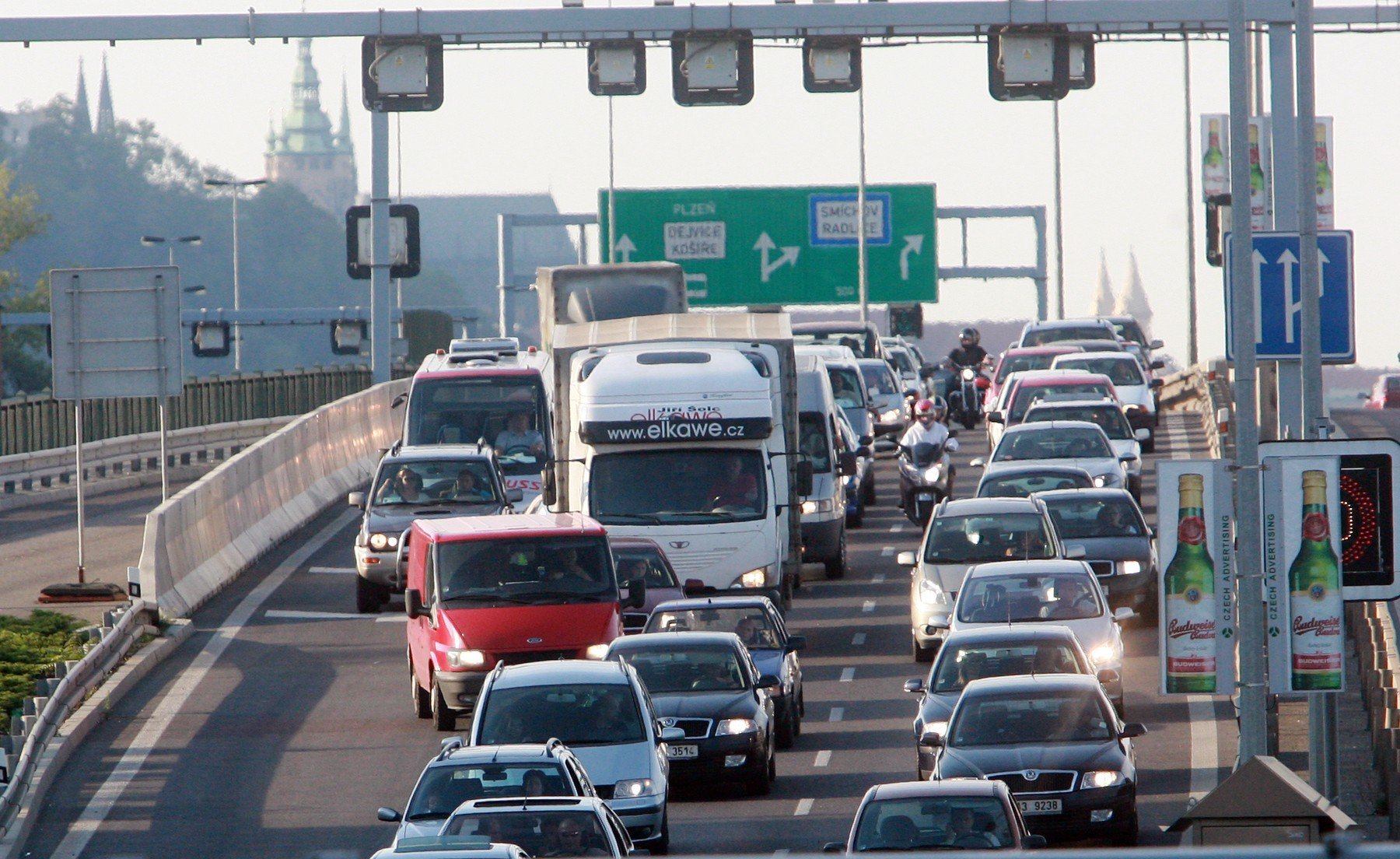 Kolik aut asi denně vozí zásilky z online nákupů na různá místa? zacpa praha