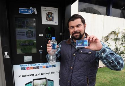 Eduardo Bustamante představuje svůj projekt: PET lahev vyhodíte, kartičku dobijete