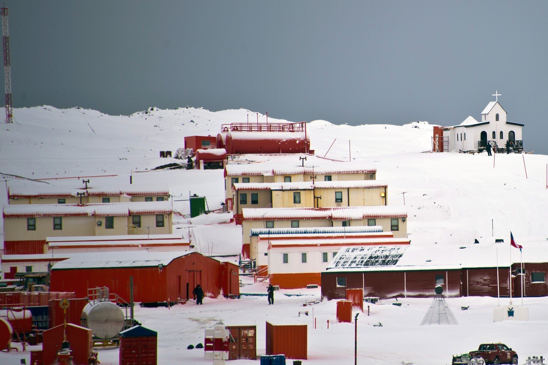 Ruský ortodoxní kostelík na vrcholku kopce, shlížející na chilskou osadu. chile 2