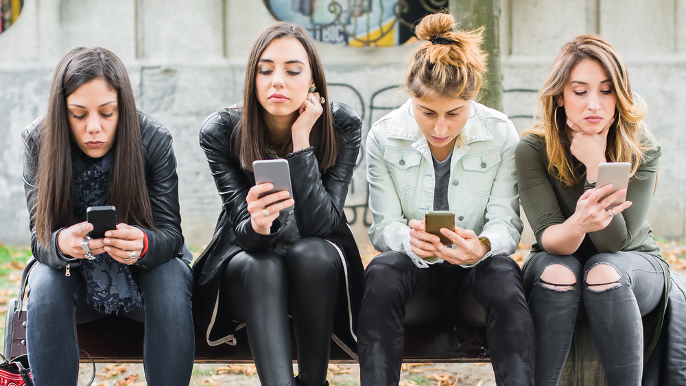 Mobilní telefony úžasně zkracují vzdálenost mezi lidmi - zároveň mezi nimi staví velmi vysoké bariéry. digitalni samota