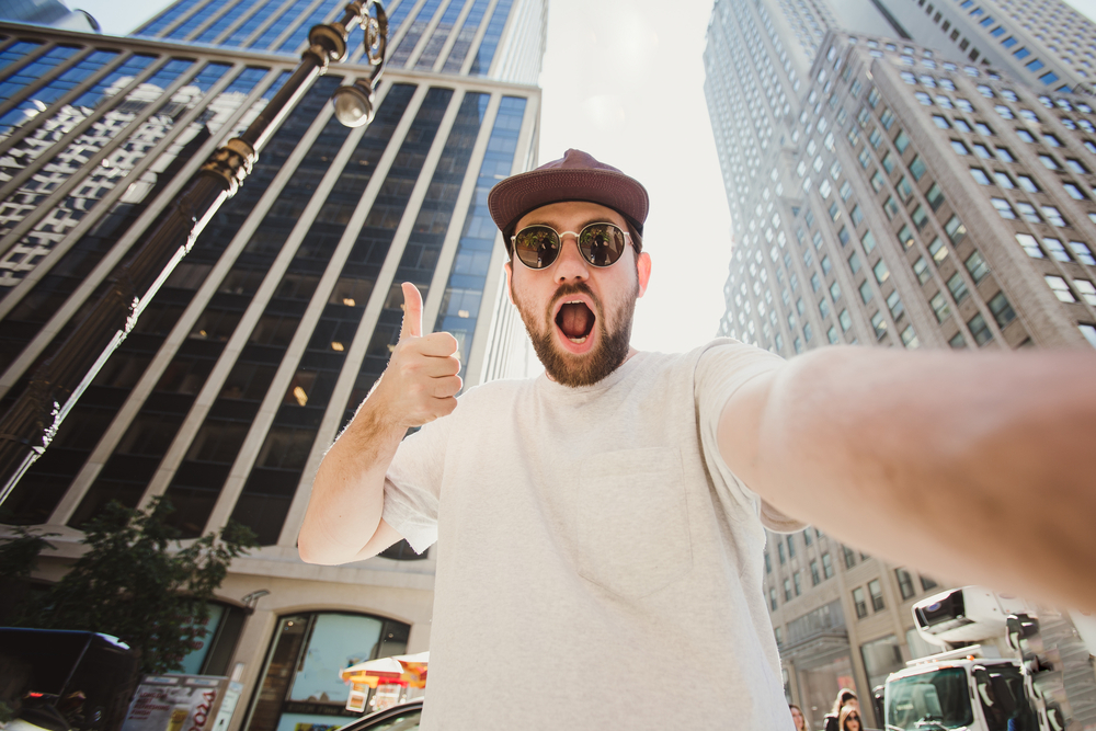 Alfapánové, tu ruku s fotoaparátem trochu níž! Budte vypadat vyšší, atraktivnější a dominantnější. selfie alfasamec