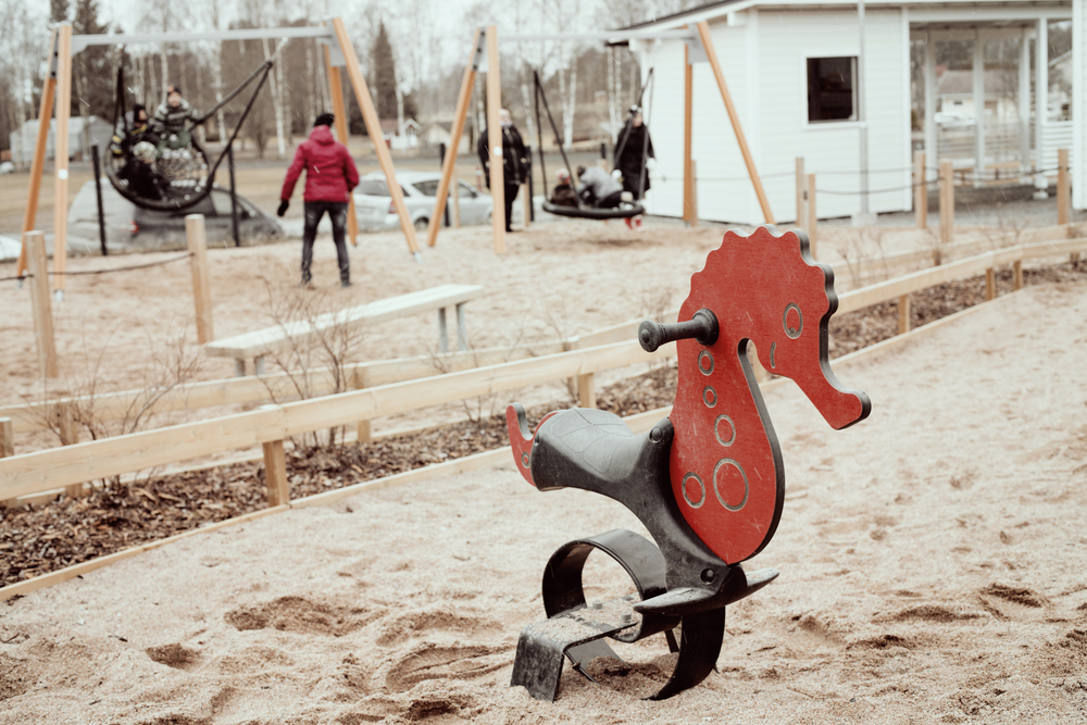 Ve Finsku je podporována i výuka v přírodě. Co vysvětlí fyziku líp než dětská houpačka? skolka