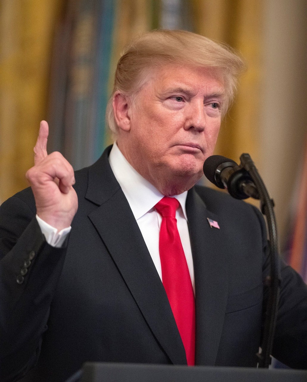To, co má na hlavě Donald Trump, je trochu záhada. Znalci se shodují, že jeho pěšinka je zřejmě nalevo trump
