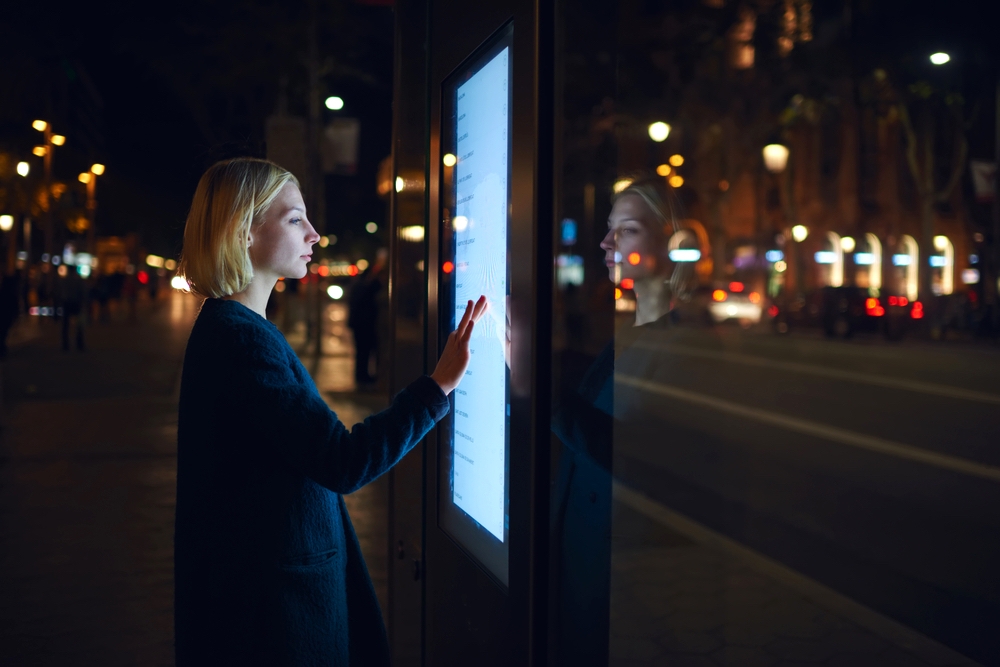 Takže v kolik mi to jede? V Barceloně se už nemusejí spoléhat na papírová jízdní řád. Chytrá technologie ví, kdy daný spoj opravdu přijede barcelona 272458334