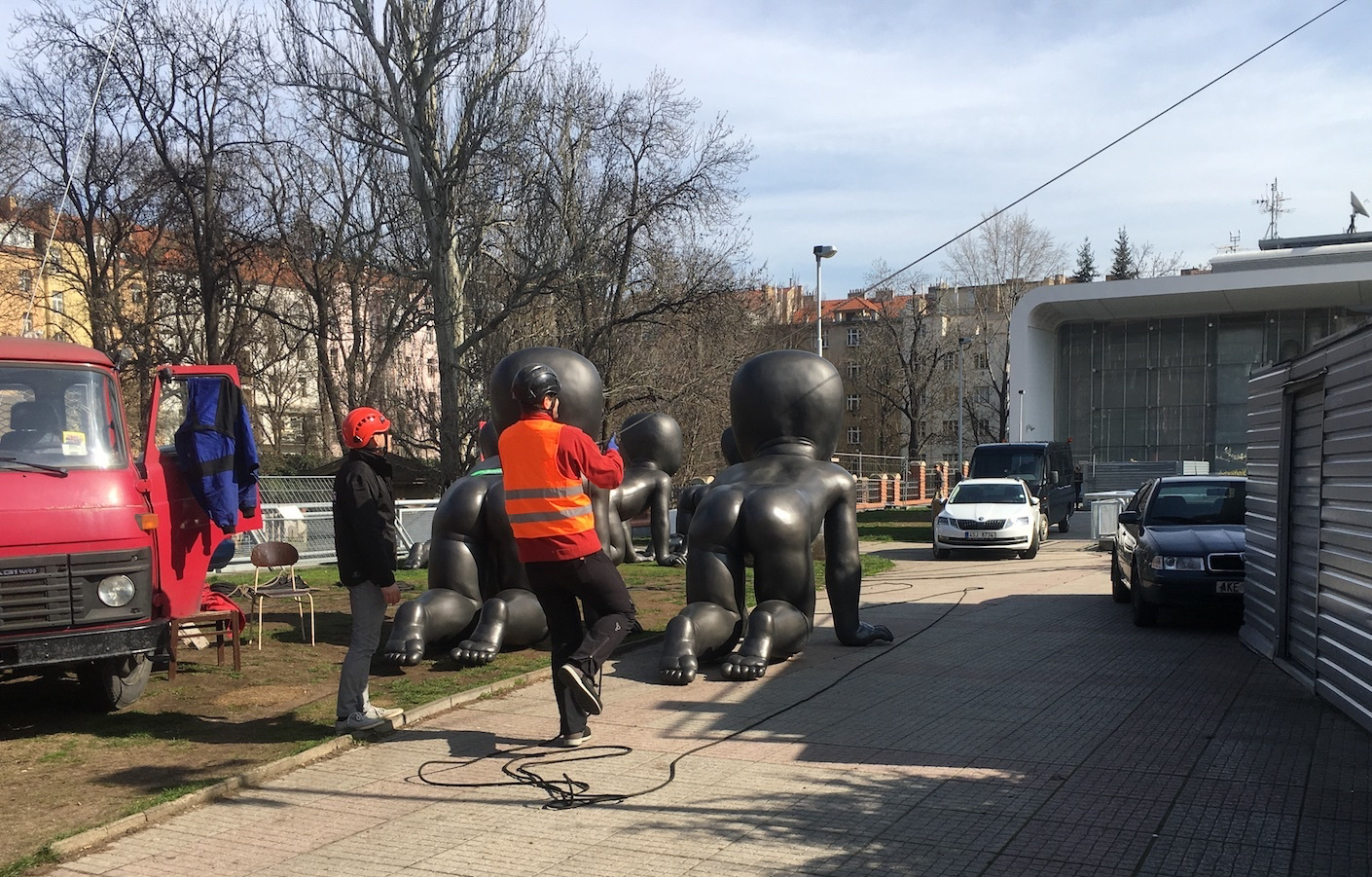 S instalací se začalo v sobotu 23. března. To by mělo být zavěšeno první mimino cerny mimi stehovani