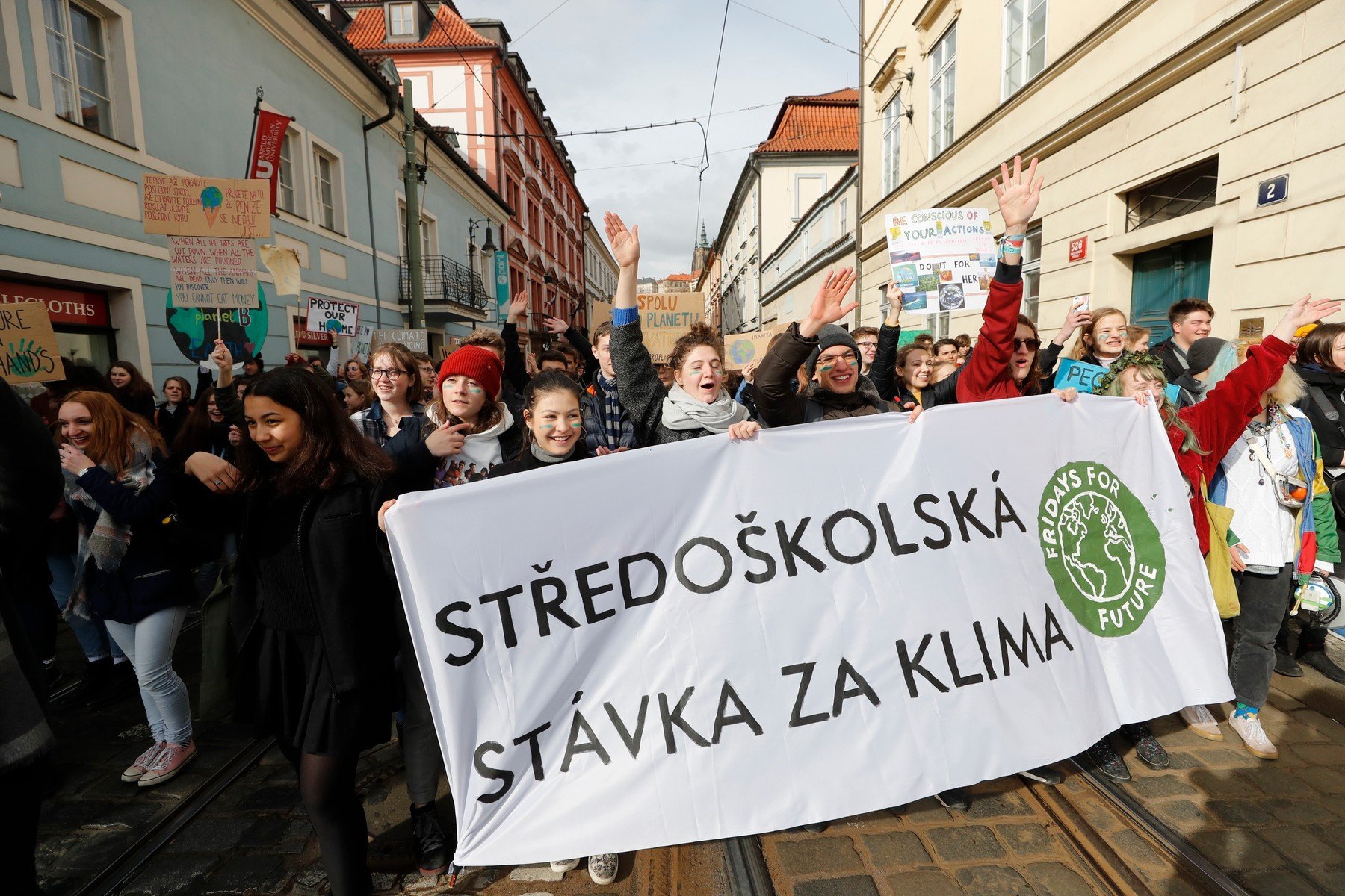 V pátek 15. března se do celosvětové aktivity Fridays for Future poprvé zapojili i studenti v Praze a dalších českých městech demoska 0420341712