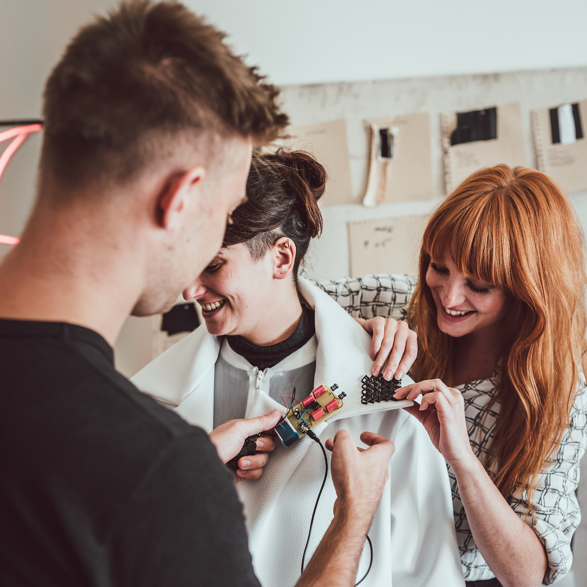 Samotný oděv je v podstatě antiradiačním oblekem a přenosnou detekční aparaturou moda 3
