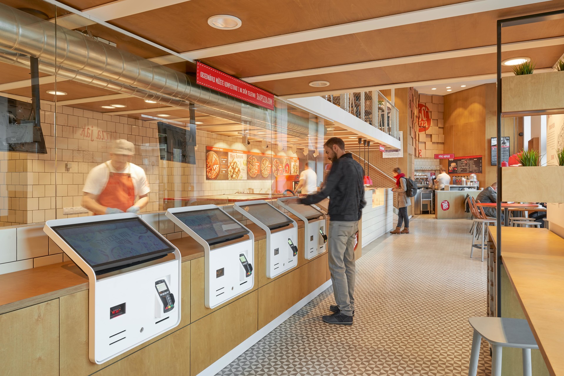 Robot vám smíchá ingredience a vy zaplatíte elektronickou stravenkou pizza360