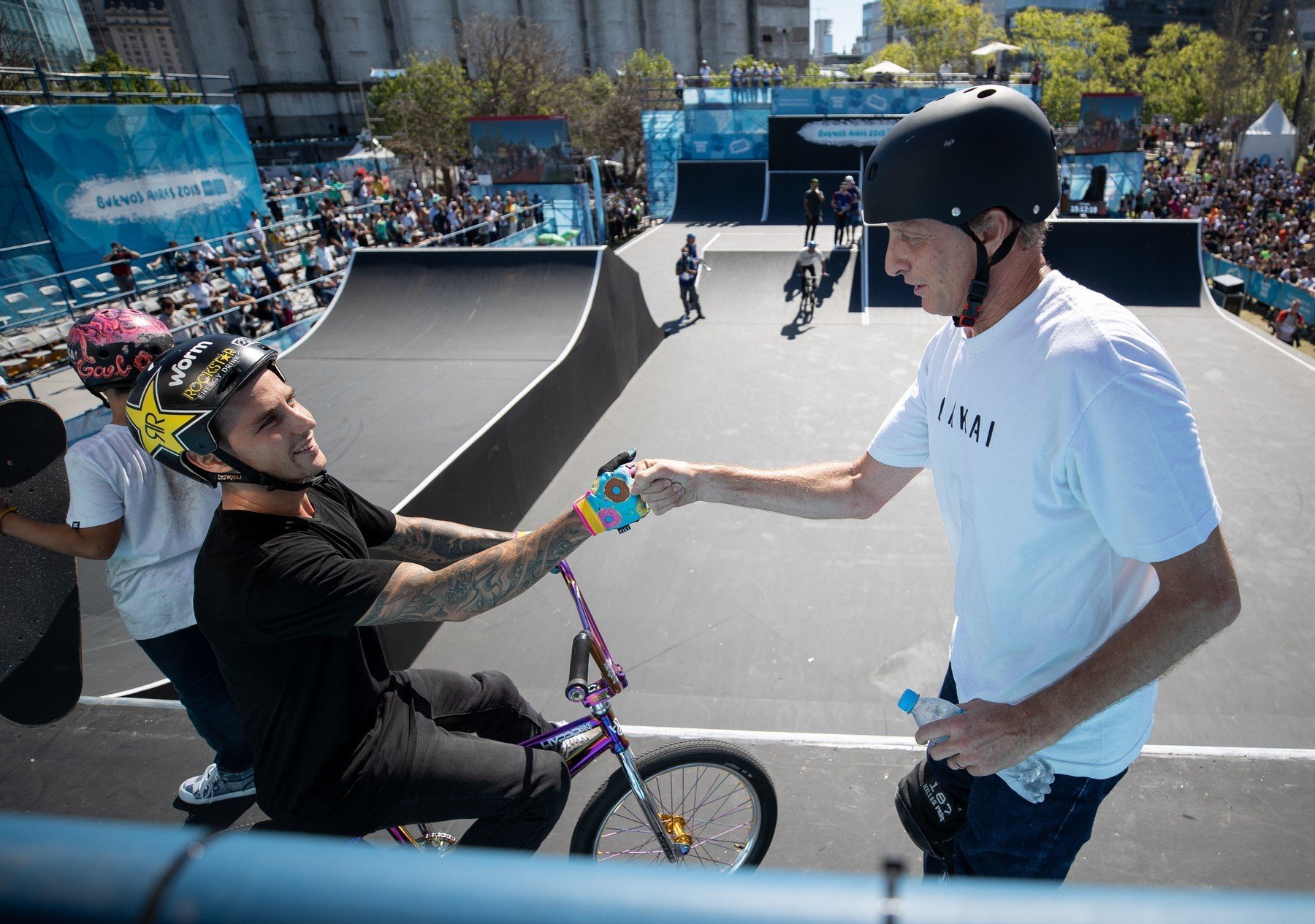 Tony Hawk (to je ten vpravo) už své kousky na kole či prkně sdílí hlavně na TikToku tiktok 0391157914