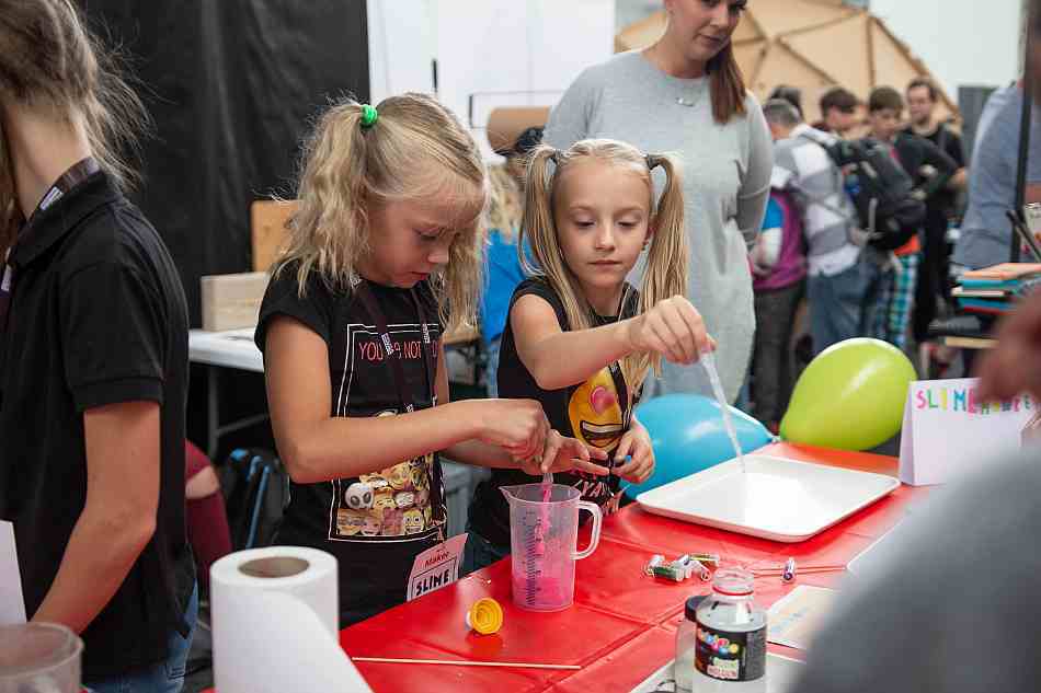Děti se z nějakého důvodu na festivalu nejvíce zajímají o výrobu slizu maker faire prague 2018 slime monkeys