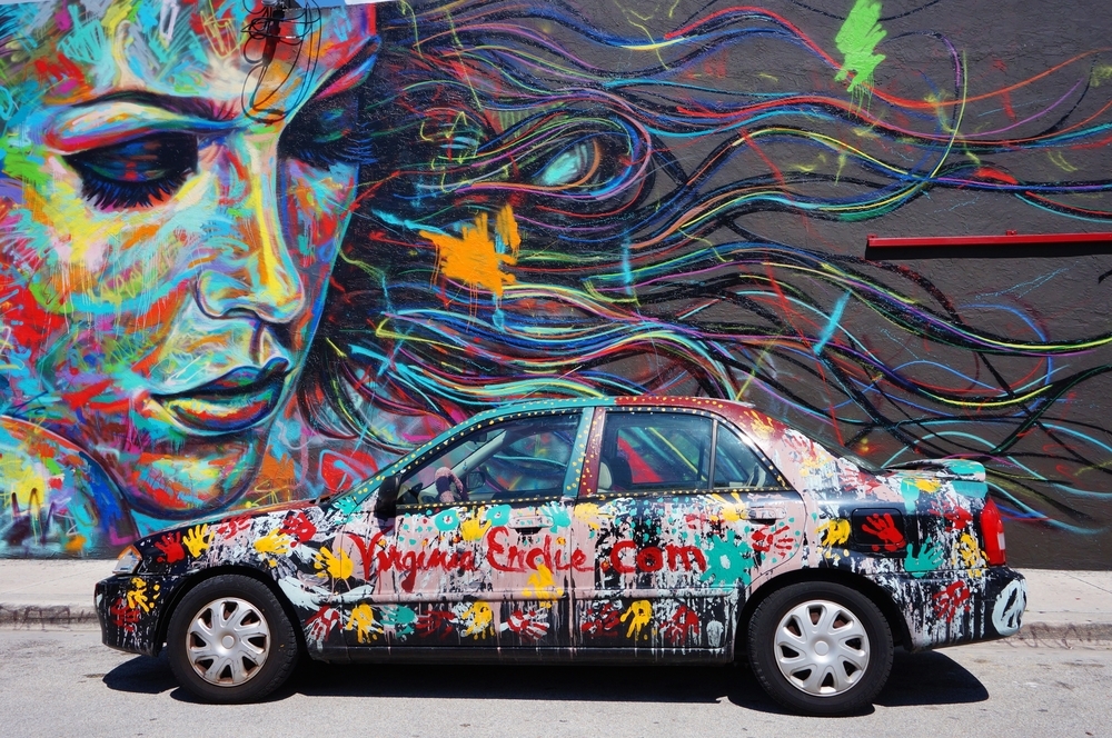 Graffiti na Wynwood Walls. Občas se do pouličního umění zapojí i zaparkované vozidlo miami 239572255