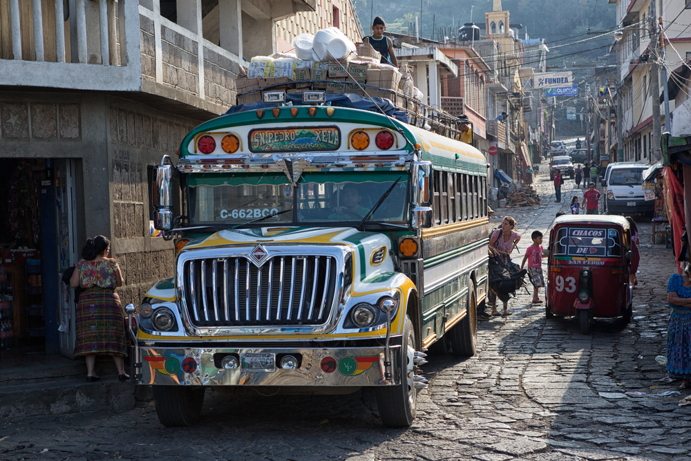 Chicken Bus v akci v San Pedro la Laguna v Guatemale. Zaručujeme, že o dobrodružství nebude nouze. A to i v případě, když budete chtít najít své zavazadlo guatemala autobus 712745200