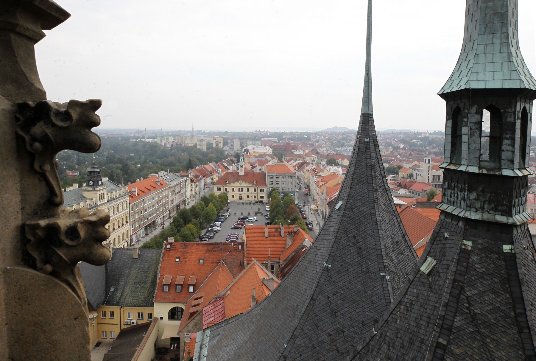 Pohled z věže kostela svatého Mikuláše na centrum Loun. Praha zatím na dohled není louny 0386365794