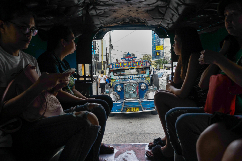V anglickém originále se jim říká Jeepney. Tyhle se prohánějí po hlavním městě Manile manila 1011040618