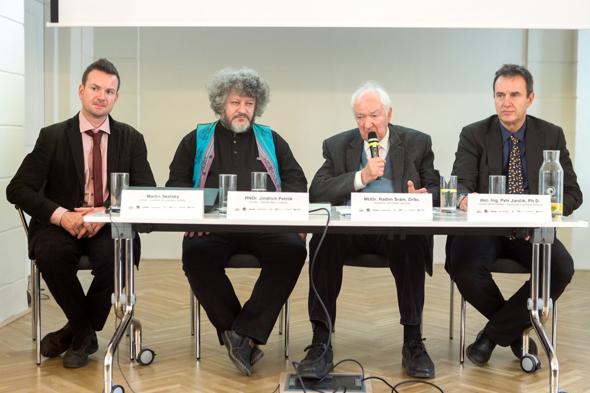 Martin Skalský (Arnika, vlevo) na konferenci "Za čistý vzduch v průmyslových městech Evropy". Dále: Jindřich Petrlík (Arnika), Radim Šrám (AV ČR), Petr Jančík (Vysoká škola báňská) skalsky in