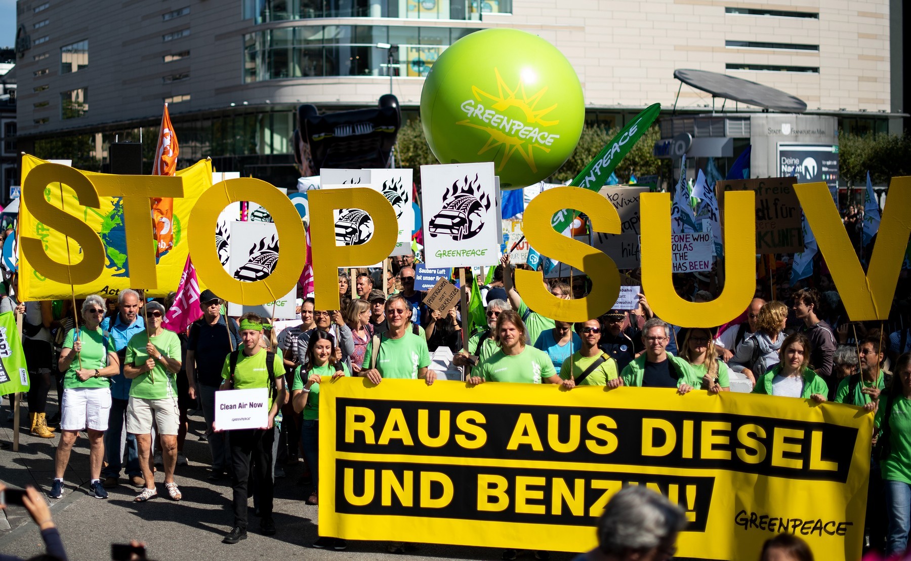 Zářijová demonstrace Greenpeace ve Frankfurtu nad Mohanem. Pryč s SUV, benzínem i naftou suv 0470827791
