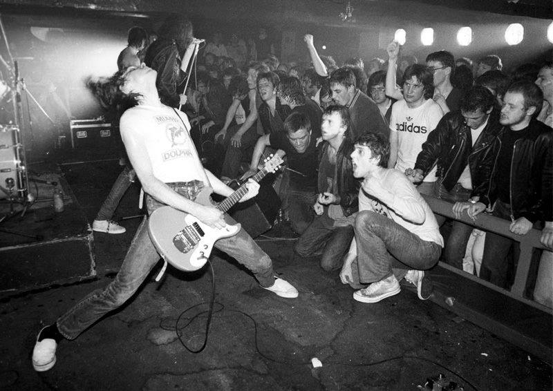 Aidan (vepředu, druhý zprava) na koncertě Ramones v Eric’s Clubu v Liverpoolu, rok 1977 aidan punk