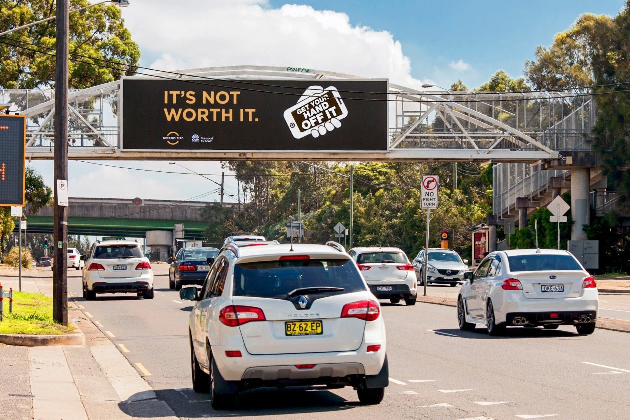 V Austrálii zjistili, že větší problém představuje rozptylování řidičů uvnitř auta. Tedy třeba mobilem. Billboardy můžou bezpečnosti naopak pomoci billboard silnice