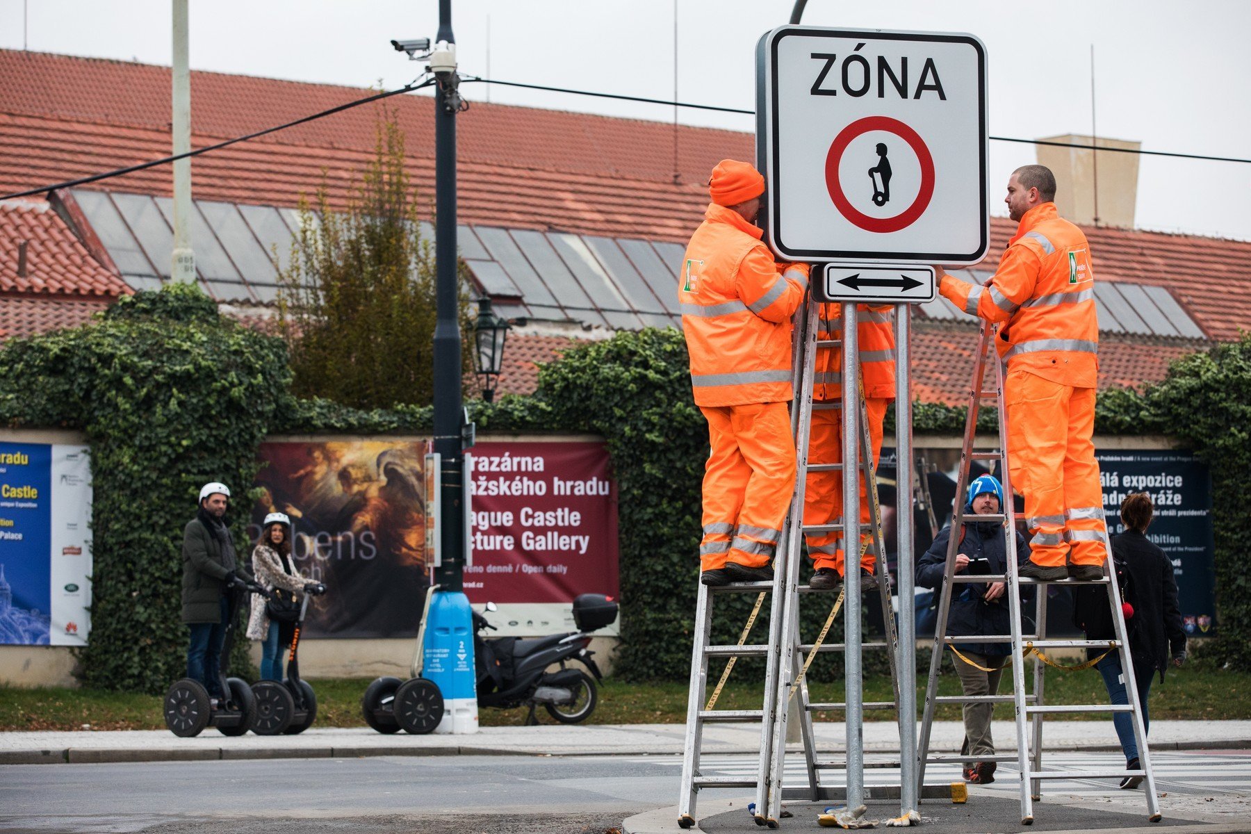 K instalaci některých značek je potřeba víc lidí. Stejně ale nechápeme. Asi podobně jako turisté v pozadí segway 0306917961