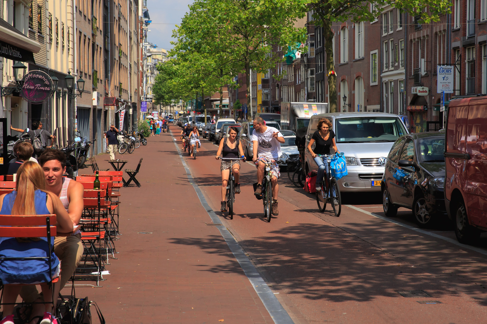 Po Amsterdamu se dá jezdit i jinak než autem. A na rozdíl od Prahy docela pohodlně amsterdam 219756580