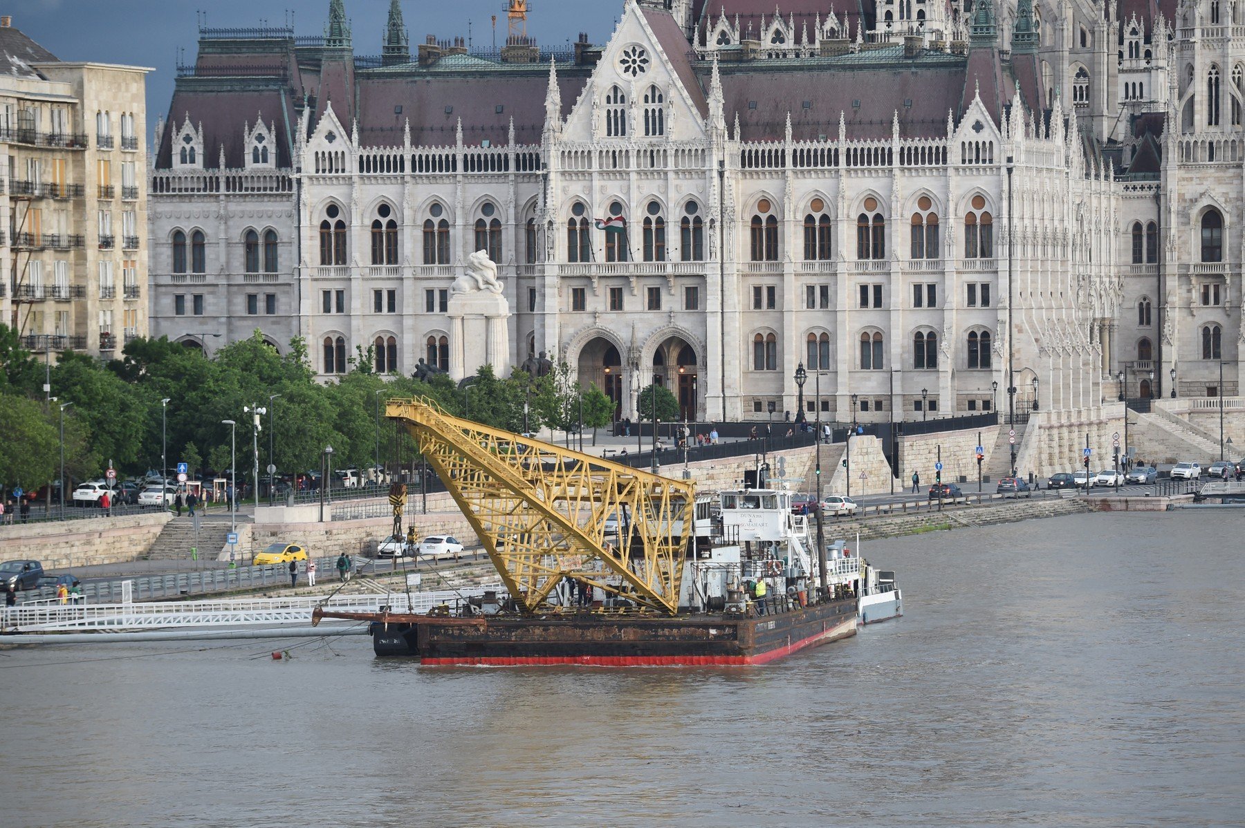 Jeřáb zatím s vytahováním vraku nezačal. Mohl by během pondělí až středy budapest 0440018953