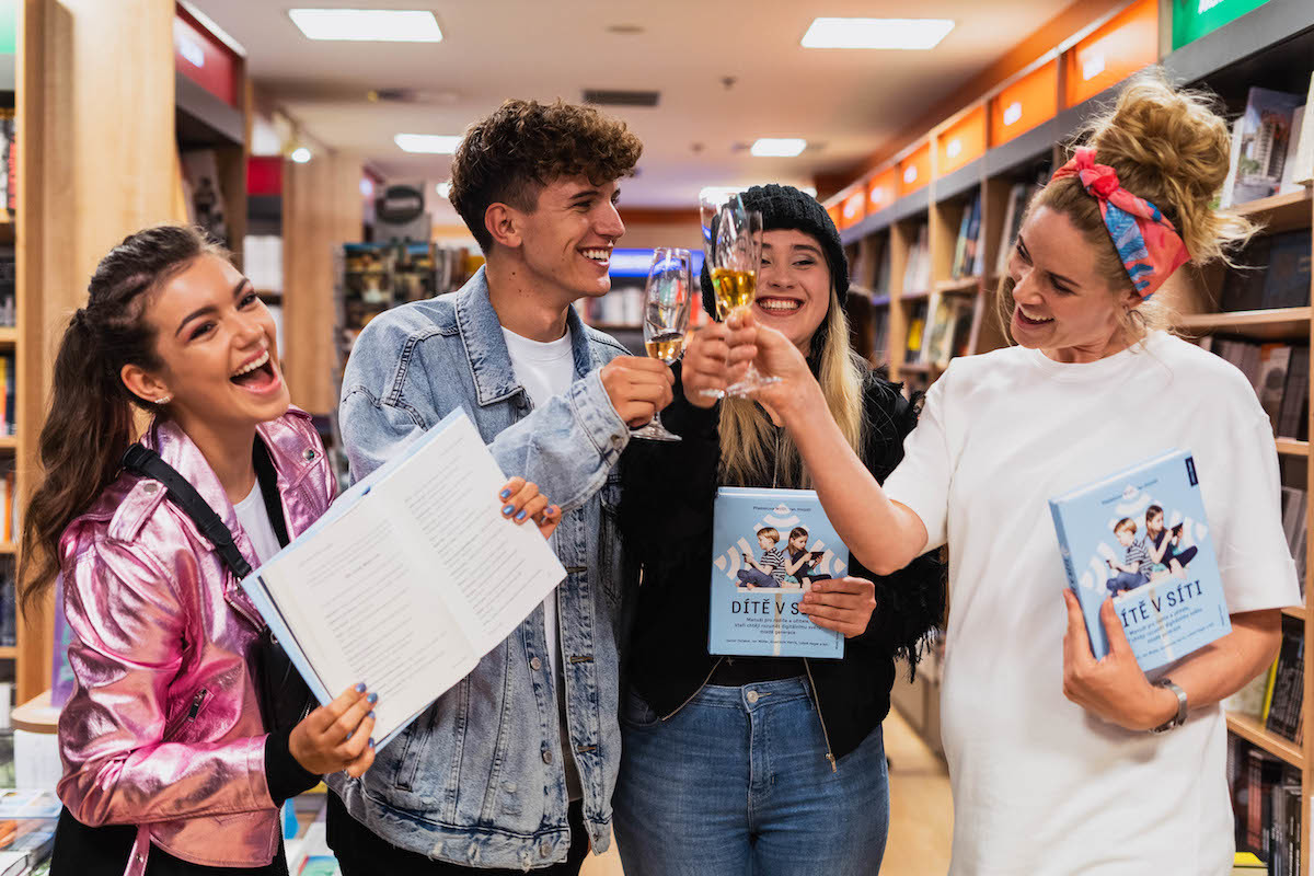 Kdo ještě křtil? Zleva: Zpěvačka a herečka Nelly Řehořová, youtuber Luboš Kulíšek, zpěvačka a skladatelka Eliška Mrázová a Nikol Moravcová mfjpg 37