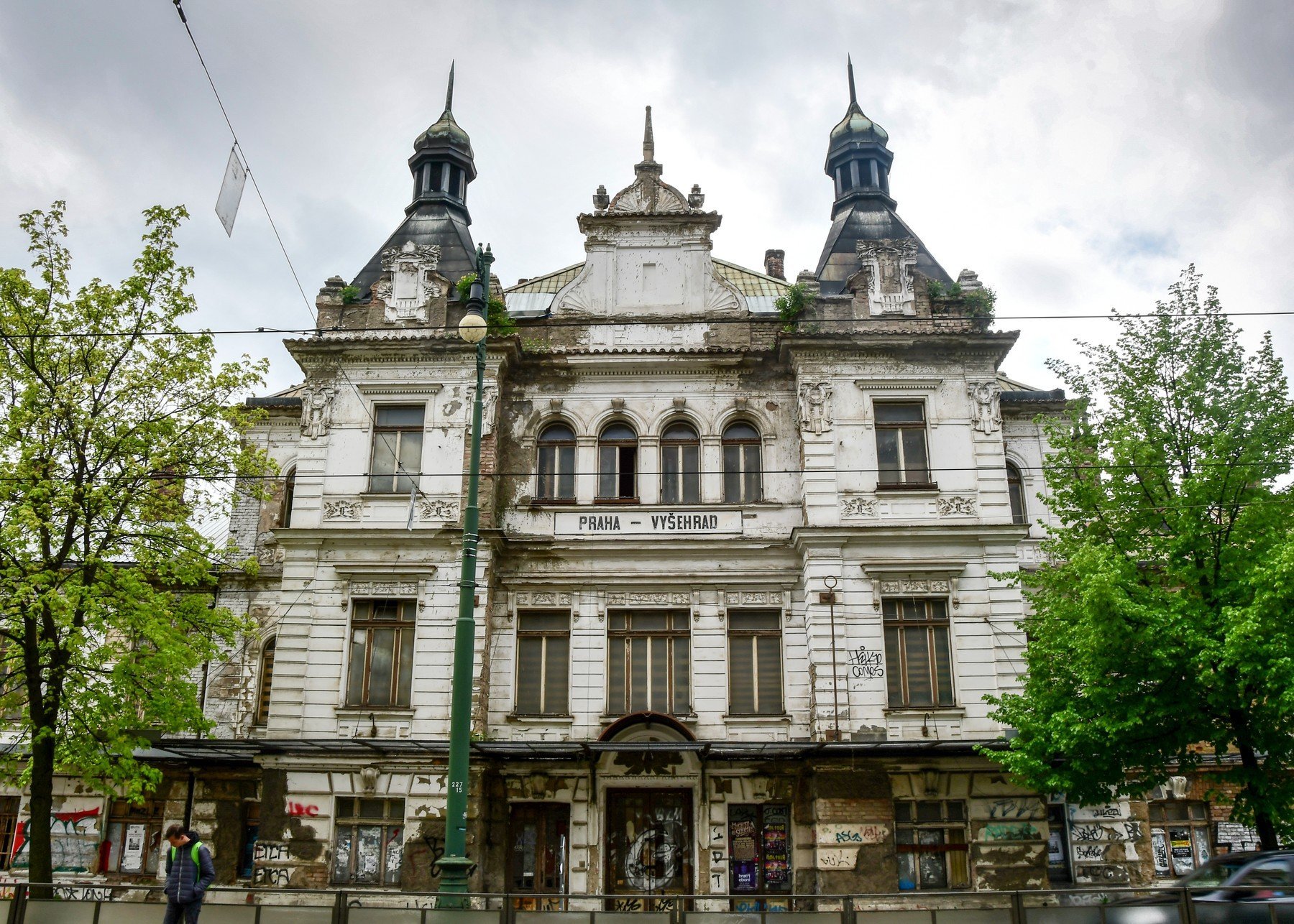S budovou nádraží Praha-Vyšehrad je problém. Vlastníci s městem nespolupracují nadrazi vysehrad 0431260764