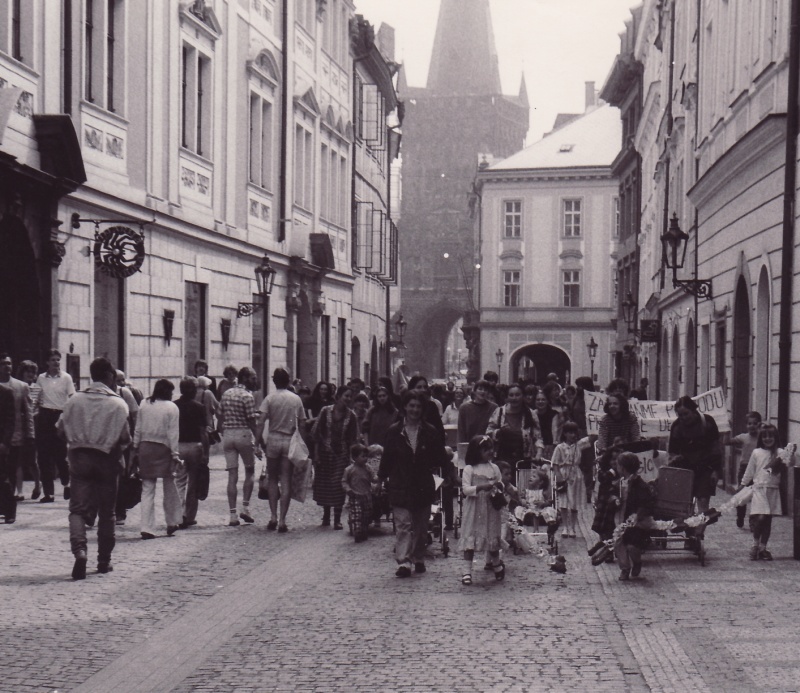 Pražské matky na své první ještě předlistopadové demonstraci v roce 1989 prazske matky