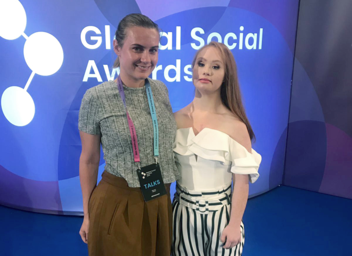 Redaktorka s modelkou s Downovým syndromem Madeline Stuartovou. tereza gsa