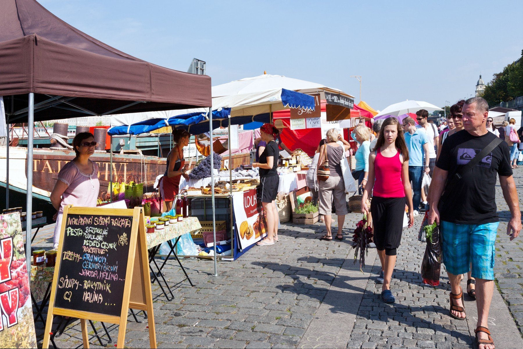 Farmáři rádi prodávají i na náplavce. Procházku lze spojit se zdravým nákupem trh naplavka 0138900222