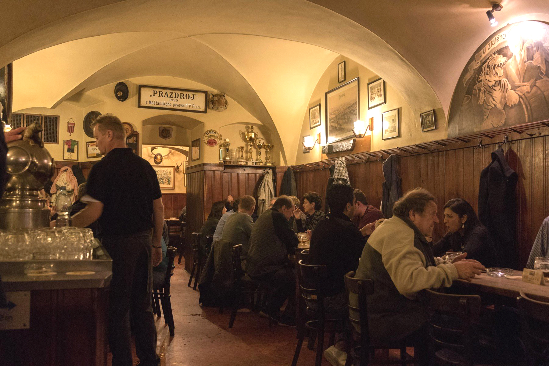 Také hospůdek v centru, jako je ta U zlatého tygra, se také spíš už zmocnili turisté. Tady na snímku se ještě kouří... tygr 0309841640