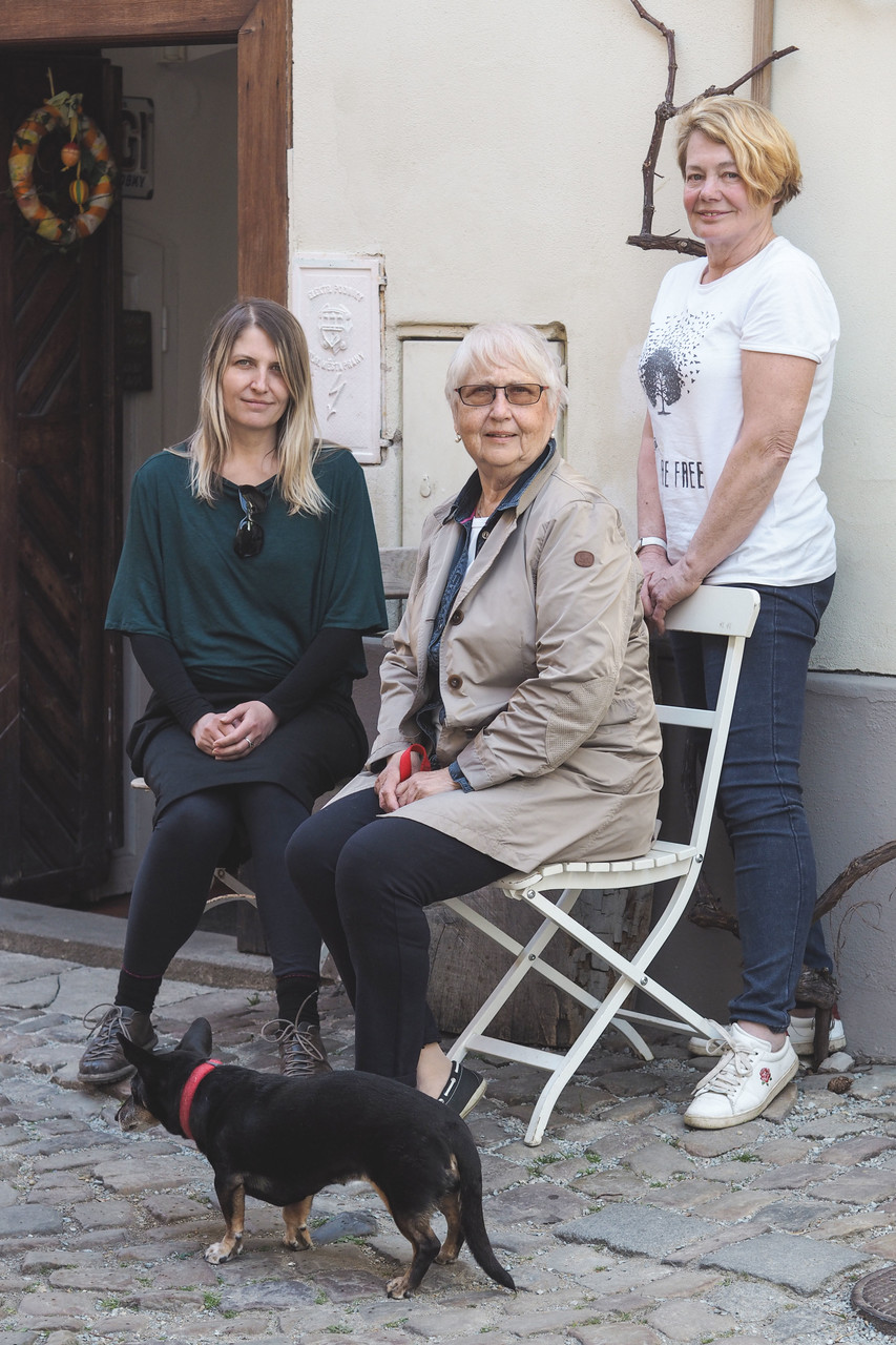 Včelařky spolku Hradčanské včely: Zleva Gabriela Kontra, Jana Titlbachová a Dagmar Šormová vcelarky 2