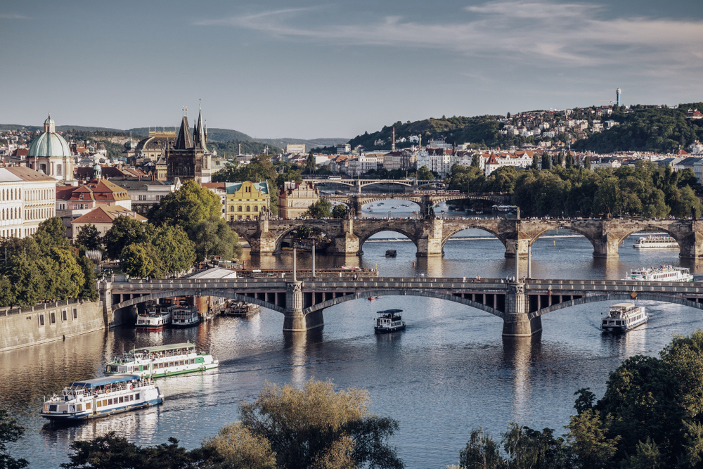 V Praze Vltavu regulují jezy a lodní dopravu průplavy. Víc lodí už se do města prakticky nevejde vltava praha x 790780108