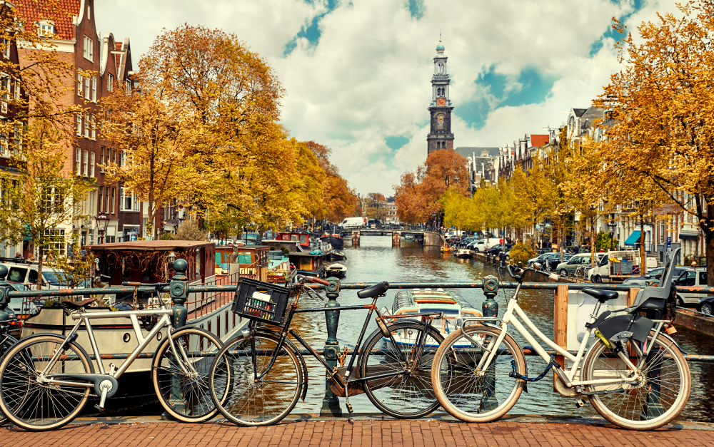 Amsterdam je město kol a také inovací, které neruší historické centrum města amsterdam 797232592